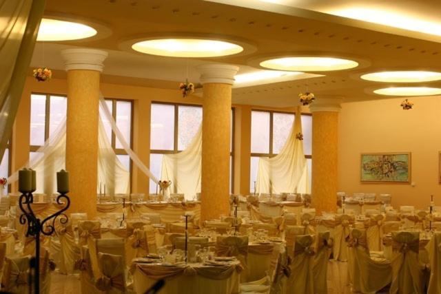 Hotel Decebal Бакеу Ресторан фото