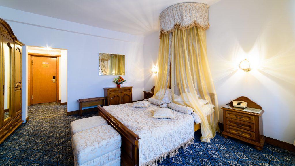 Hotel Decebal Бакеу Екстер'єр фото